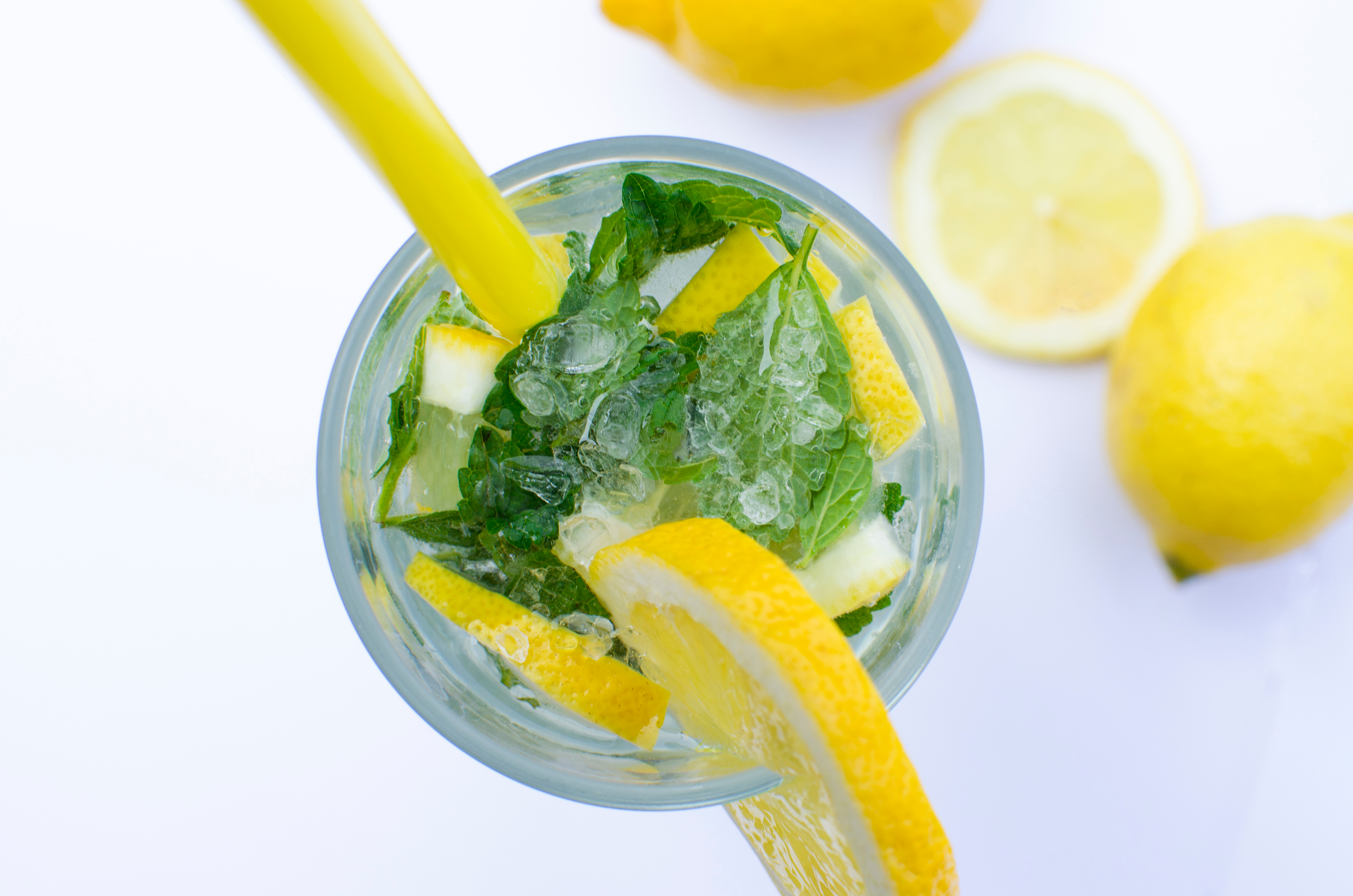 Canva_-_Mojito_Alcohol_Drink_with_Mint_and_Lemon